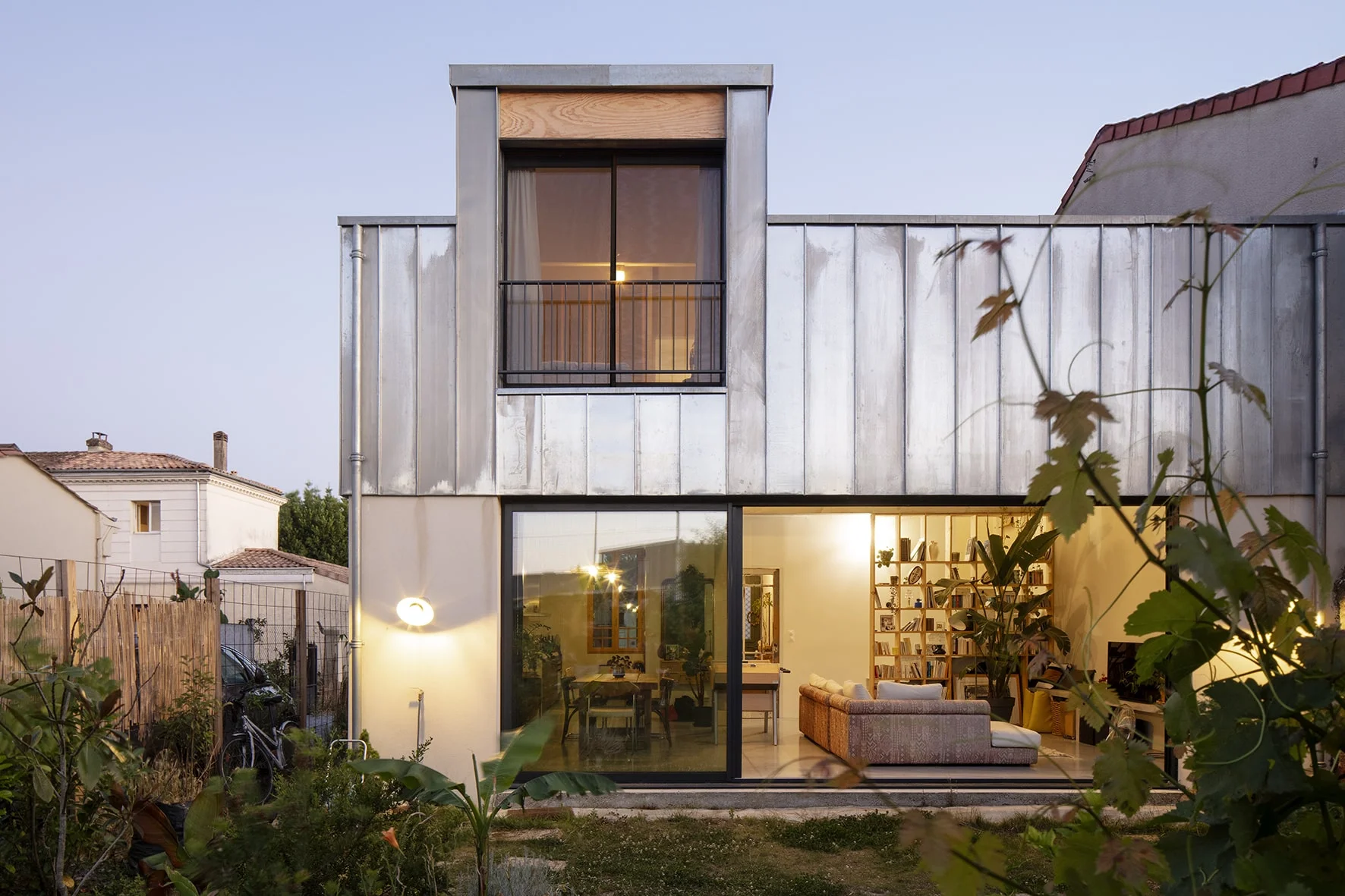 vue de la façade arrière sur jardin