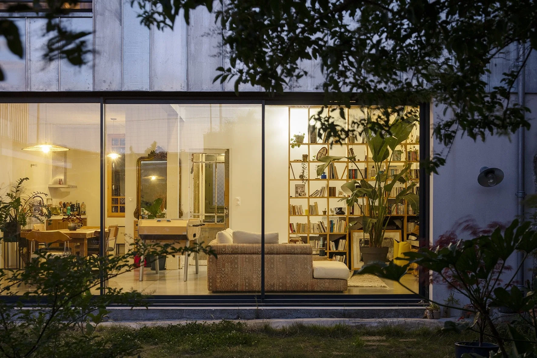 zoom sur baie vitrée sur jardin